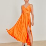 Φόρεμα Μακρύ Σατέν Με Άνοιγμα